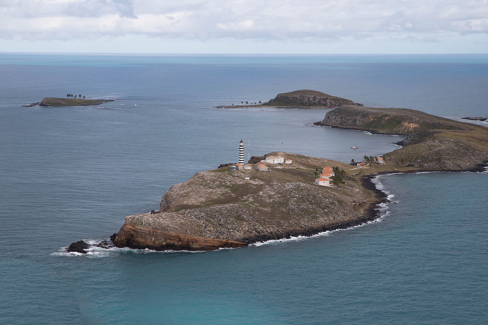 Ilha de Santa Bárbara com farol preto e branco no arquipélago de Abrolhos, Bahia.