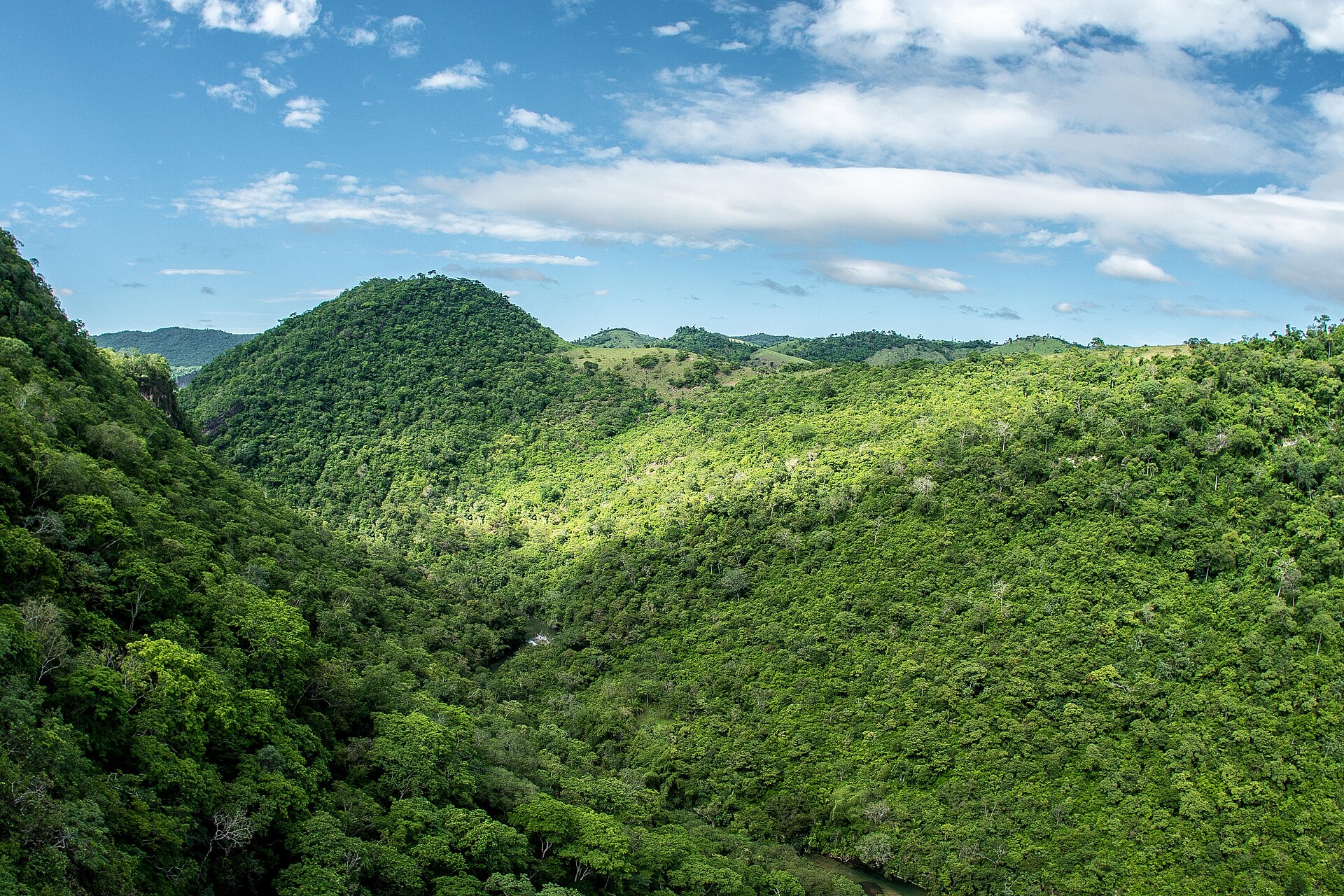 Serra coberta de mata e vale sob céu azul na Serra da Bodoquena, Mato Grosso do Sul.