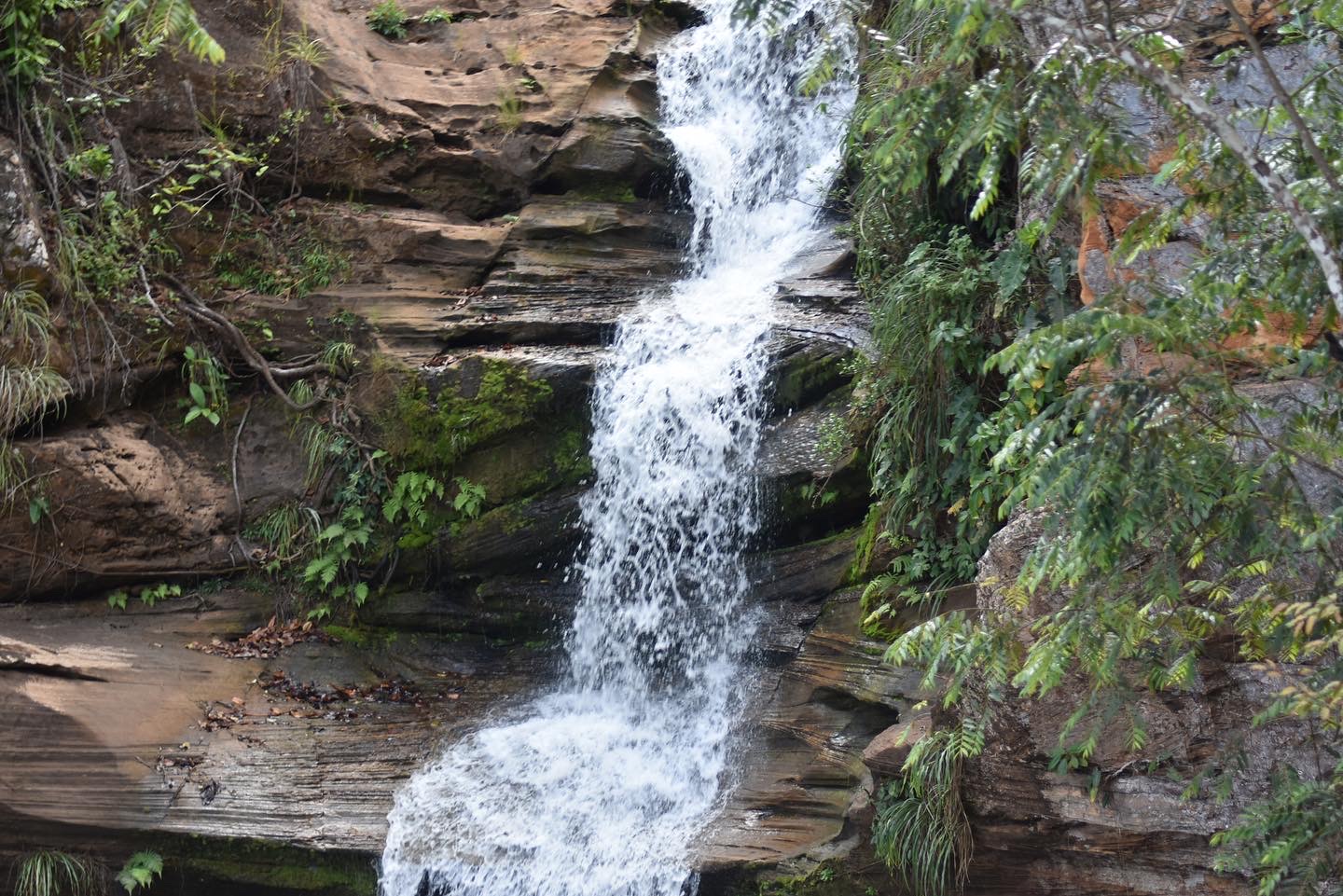 Queda d'água em laje de arenito no Parque Nacional da Chapada das Mesas, Maranhão.