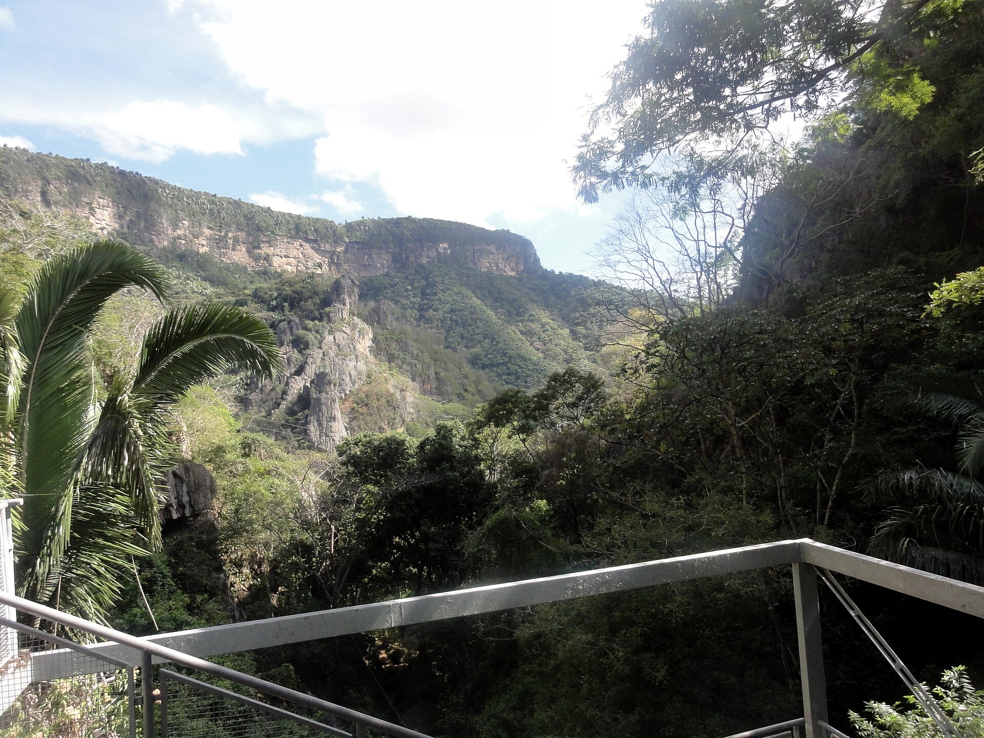 Mirante com guarda-corpo e a escarpa do Parque Nacional de Ubajara, Ceará.